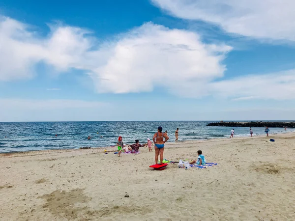 保加利亚 Pomorie 2018年6月05日 人们在海滩上花费时间的看法 — 图库照片