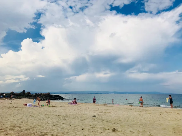 Поморие Болгария Июня 2018 Года Вид Людей Проводящих Время Пляже — стоковое фото