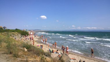 Ahyolu, Bulgaristan - 10 Haziran 2018: İnsanlar plajda.