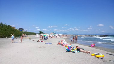 Ahyolu, Bulgaristan - 10 Haziran 2018: İnsanlar plajda.