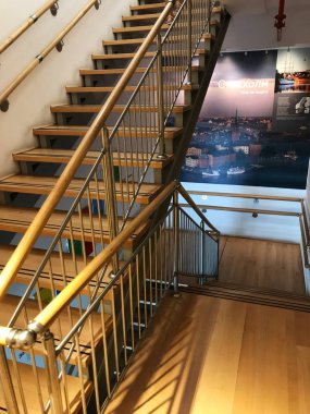 Burgas, Bulgaristan - 10 Haziran 2018: Modern merdiven Ikea mağazasında. IKEA tasarım ve montaj hazır mobilya ve ev aksesuarları satan bir İsveç kurulan çokuluslu grubudur.