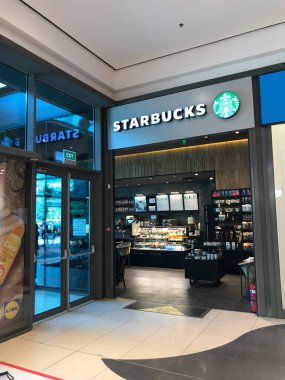 Burgas, Bulgaristan - 10 Haziran 2018: Starbucks alışveriş merkezi Galleria Burgaz içinde saklayın. Şirket ve kahvehane bir Amerikan kahve zinciri Starbucks kuruluştur.