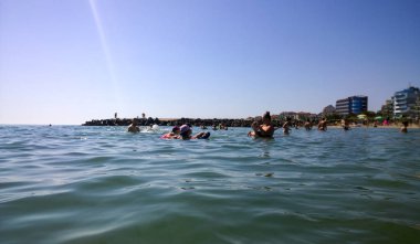 Ahyolu, Bulgaristan - 12 Haziran 2018: İnsanlar plajda.