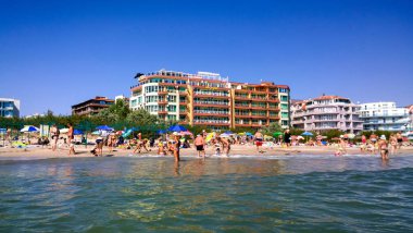 Ahyolu, Bulgaristan - 12 Haziran 2018: İnsanlar plajda.