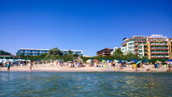 Ahyolu, Bulgaristan - 12 Haziran 2018: İnsanlar plajda.