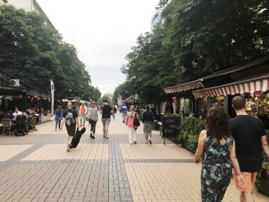 Sofia, Bulgaristan - 01 Temmuz 2018: Vitosha Bulvari, Sofya, Bulgaristan ' ın başkenti merkezinde ticari caddeye olan lüks mağazalar, restoranlar ve barlar bol olmasıdır.