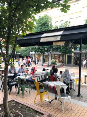 Sofia, Bulgaristan - 01 Temmuz 2018: Vitosha Bulvari, Sofya, Bulgaristan ' ın başkenti merkezinde ticari caddeye olan lüks mağazalar, restoranlar ve barlar bol olmasıdır.