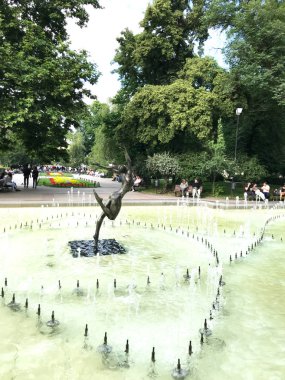 Sofia, Bulgaristan - 01 Temmuz 2018: Ulusal Tiyatro Ivan Vazov önünde Bahçe.