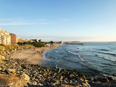 Ahyolu, Bulgaristan - 25 Haziran 2018: İnsanlar plajda.