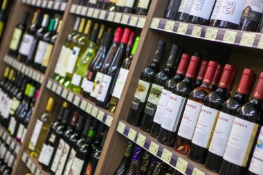 Sunny Beach, Bulgaristan - 21 Haziran 2013: Şarap dükkanı, şarap şişeleri.
