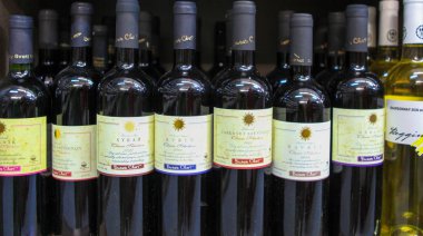 Sunny Beach, Bulgaristan - 21 Haziran 2013: Şarap dükkanı, şarap şişeleri.