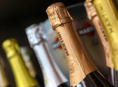 Sunny Beach, Bulgaristan - 21 Haziran 2013: Şarap dükkanı, şarap şişeleri.