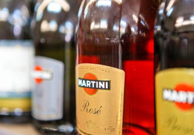 Sunny Beach, Bulgaristan - 21 Haziran 2013: Şarap dükkanı, şarap şişeleri.