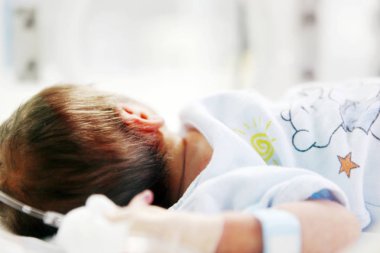 İslimiye, Bulgaristan - 21 Ocak 2012: Yeni doğan bebek hastane kuluçka.