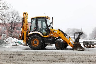 Aytos, Bulgaristan - 25 Ocak 2011: Şehrin sokaklarında kar temizleme aracı temizler.