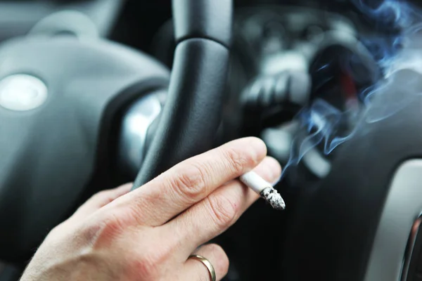 車での喫煙男性 — ストック写真