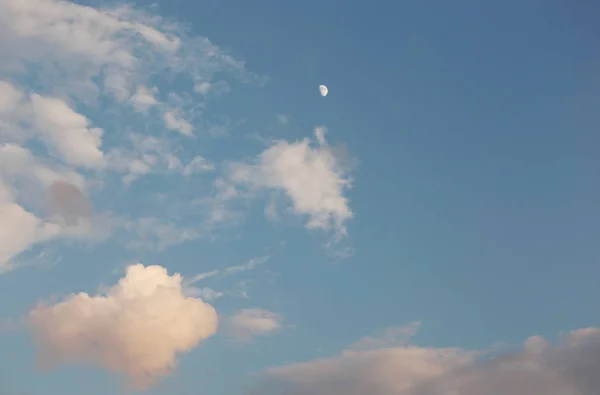 Прекрасний Місяць Хмари — стокове фото