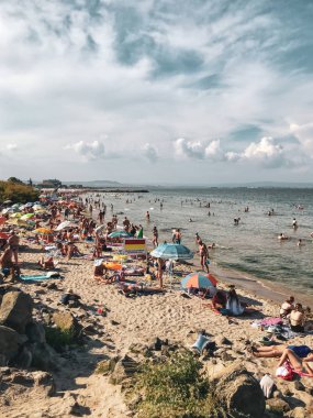 Ahyolu, Bulgaristan - 28 Ağustos 2018: Rahatlatıcı insanlar sahilde.