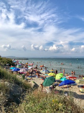 Ahyolu, Bulgaristan - 28 Ağustos 2018: Rahatlatıcı insanlar sahilde.