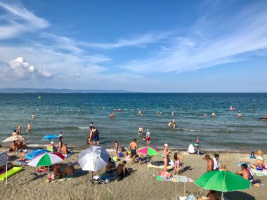 Ahyolu, Bulgaristan - 28 Ağustos 2018: Rahatlatıcı insanlar sahilde.