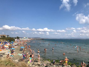Ahyolu, Bulgaristan - 28 Ağustos 2018: Rahatlatıcı insanlar sahilde.