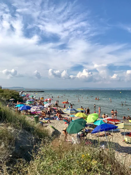 Ahyolu, Bulgaristan - 28 Ağustos 2018: Rahatlatıcı insanlar sahilde.