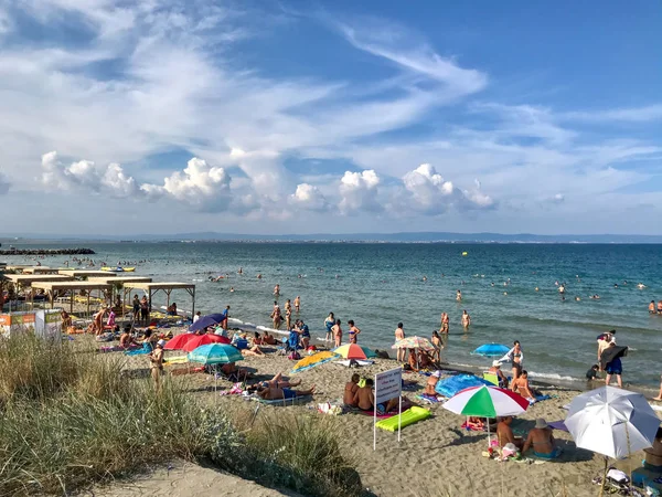 Ahyolu, Bulgaristan - 28 Ağustos 2018: Rahatlatıcı insanlar sahilde.