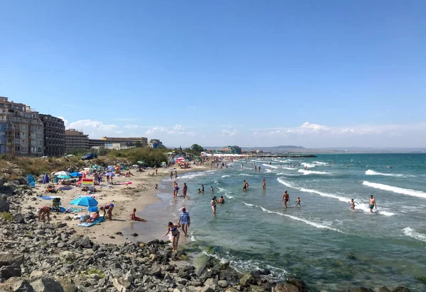 Ahyolu, Bulgaristan - 28 Ağustos 2018: Rahatlatıcı insanlar sahilde.