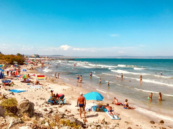 Pomorie Bulgaria Agosto 2018 Personas Relajadas Playa —  Fotos de Stock
