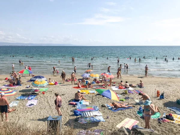 Ahyolu, Bulgaristan - 28 Ağustos 2018: Rahatlatıcı insanlar sahilde.