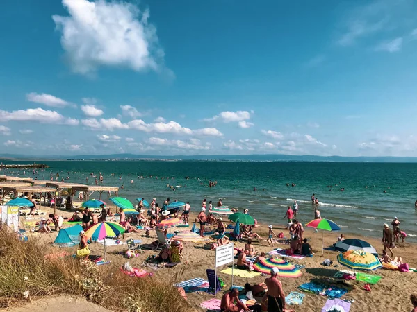 Ahyolu, Bulgaristan - 28 Ağustos 2018: Rahatlatıcı insanlar sahilde.