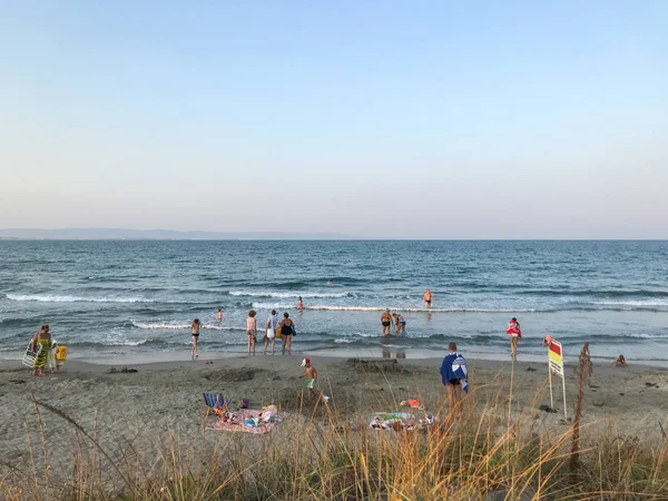 Pomorie Bulgaria September 2018 Menschen Die Sich Strand Entspannen — Stockfoto