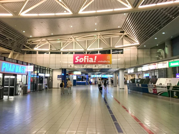 Sofia Bulgaristan Eylül 2018 Yolcu Sofya Havaalanı Terminal Yürüyüş Sofia — Stok fotoğraf