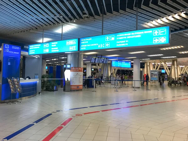 Sofia Bulgaristan Eylül 2018 Yolcu Sofya Havaalanı Terminal Yürüyüş Sofia — Stok fotoğraf