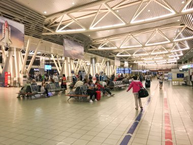 Sofia, Bulgaristan - 01 Eylül 2018: Yolcu Sofya Havaalanı Terminal 2'de yürüyüş. 