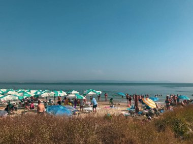 Ahyolu, Bulgaristan - 03 Eylül 2018: Rahatlatıcı insanlar sahilde.