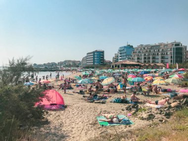 Ahyolu, Bulgaristan - 03 Eylül 2018: Rahatlatıcı insanlar sahilde.