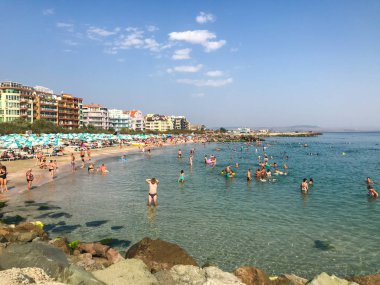 Ahyolu, Bulgaristan - 03 Eylül 2018: Rahatlatıcı insanlar sahilde.