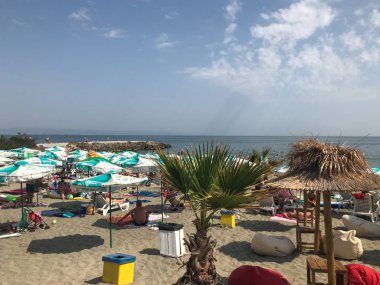 Ahyolu, Bulgaristan - 03 Eylül 2018: Rahatlatıcı insanlar sahilde.