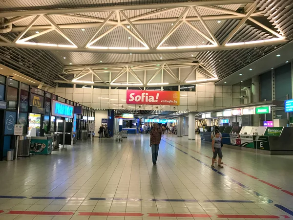 Sofía Bulgaria Septiembre 2018 Pasajeros Caminando Terminal Del Aeropuerto Sofía —  Fotos de Stock