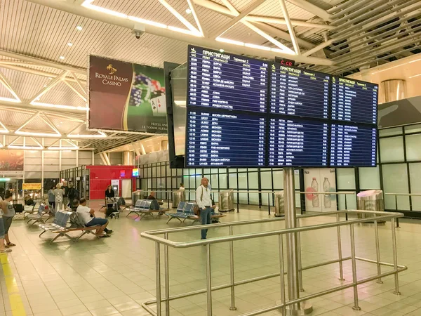 Sofía Bulgaria Septiembre 2018 Pasajeros Caminando Terminal Del Aeropuerto Sofía —  Fotos de Stock