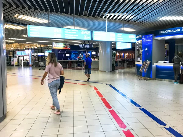 Sofía Bulgaria Septiembre 2018 Pasajeros Caminando Terminal Del Aeropuerto Sofía — Foto de Stock