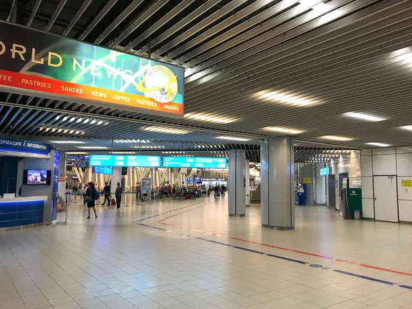 Sofía Bulgaria Septiembre 2018 Pasajeros Caminando Terminal Del Aeropuerto Sofía — Foto de Stock
