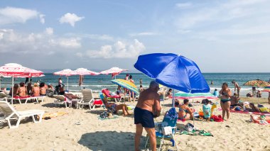 Ahyolu, Bulgaristan - 08 Eylül 2018: Rahatlatıcı insanlar sahilde.