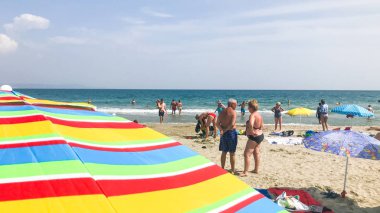 Ahyolu, Bulgaristan - 08 Eylül 2018: Rahatlatıcı insanlar sahilde.