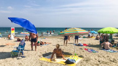 Ahyolu, Bulgaristan - 08 Eylül 2018: Rahatlatıcı insanlar sahilde.