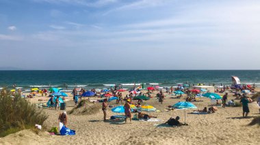 Ahyolu, Bulgaristan - 08 Eylül 2018: Rahatlatıcı insanlar sahilde.