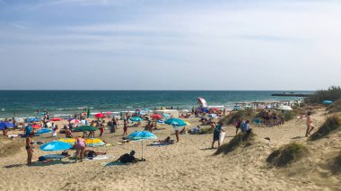 Ahyolu, Bulgaristan - 08 Eylül 2018: Rahatlatıcı insanlar sahilde.