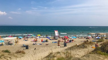 Ahyolu, Bulgaristan - 08 Eylül 2018: Rahatlatıcı insanlar sahilde.