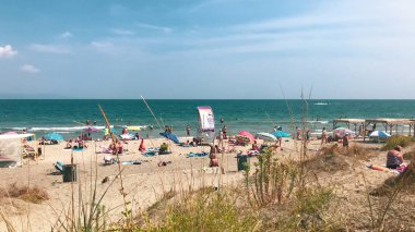 Ahyolu, Bulgaristan - 08 Eylül 2018: Rahatlatıcı insanlar sahilde.